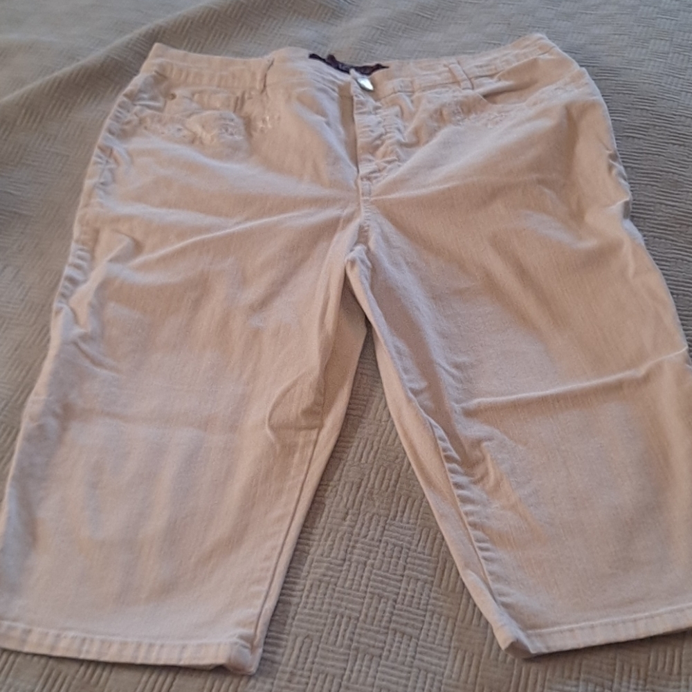 Gloria Vanderbilt White Denim Capris